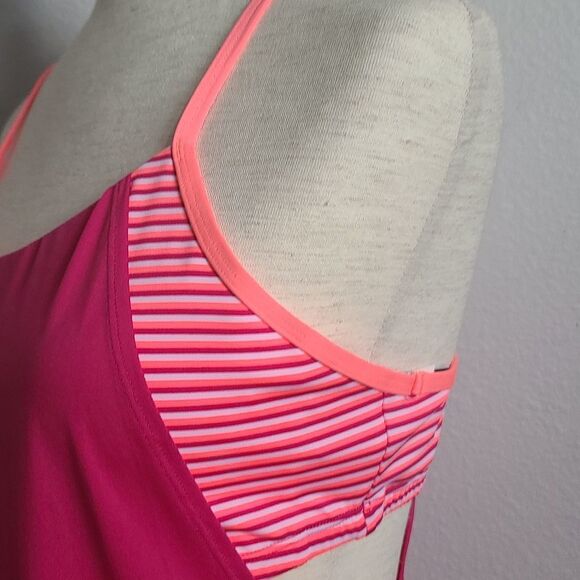 NIKE Workout top. - Picture 3 of 12